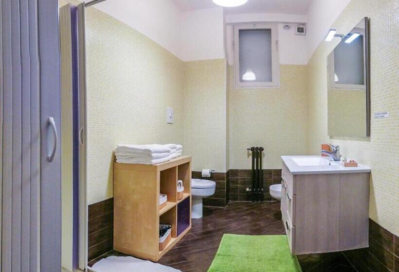 اتاق استاندارد سه تخته با بالکن, Melo Accommodations