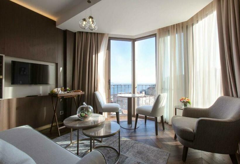 سوییت جونیور با چشم‌انداز دریا, Noble22 Suites Special Category