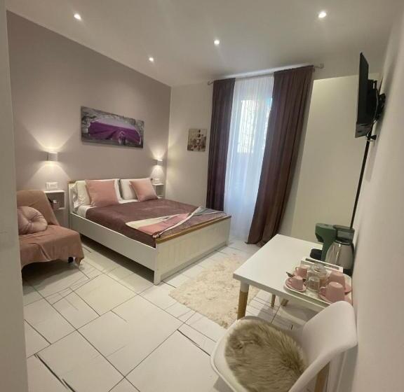 غرفة قياسية ثلاثية, Laura Rooms