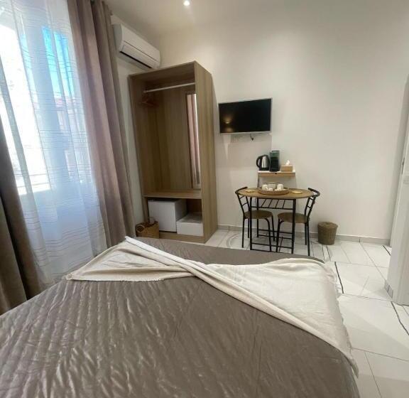 غرفة قياسية, Laura Rooms