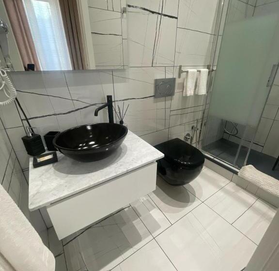 غرفة قياسية, Laura Rooms
