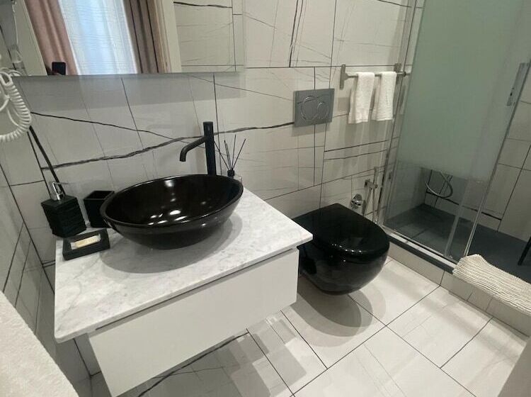 غرفة قياسية, Laura Rooms