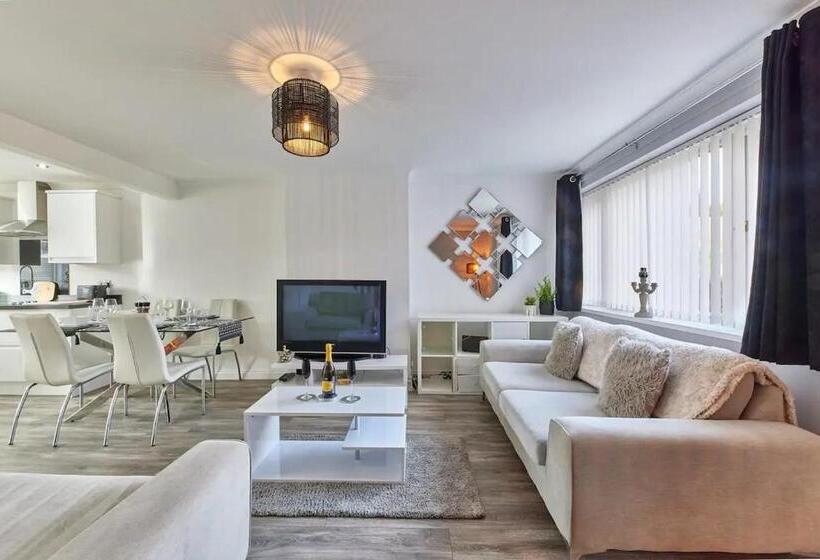 منزل غرفة نوم واحدة, Cosford House   2 Bedroom