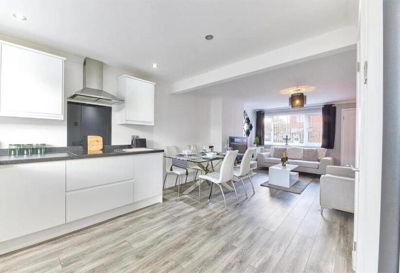 منزل غرفة نوم واحدة, Cosford House   2 Bedroom