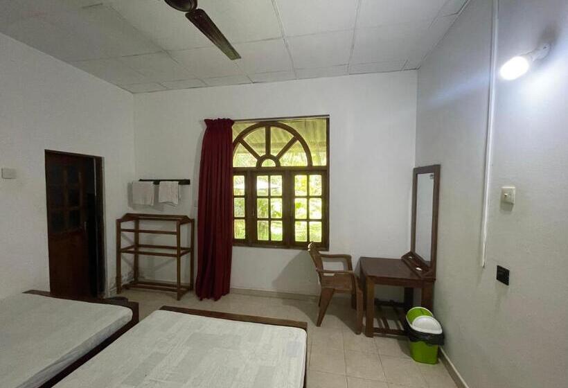 Номер Стандарт, Bhawana Canal View Resort