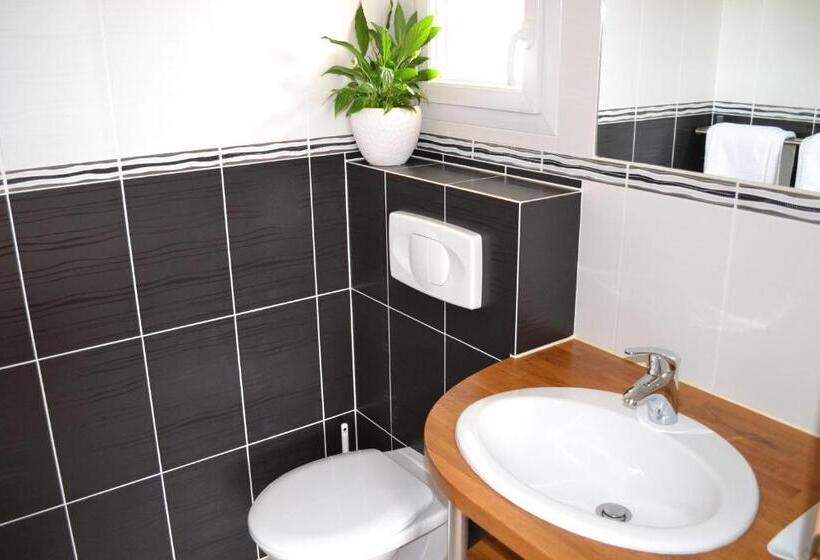 Номер Стандарт, Chambre Avec Salle De Bain Privative Comme à L Hôtel Et Salon Cuisine à Partager Avec Les 4 Autres L
