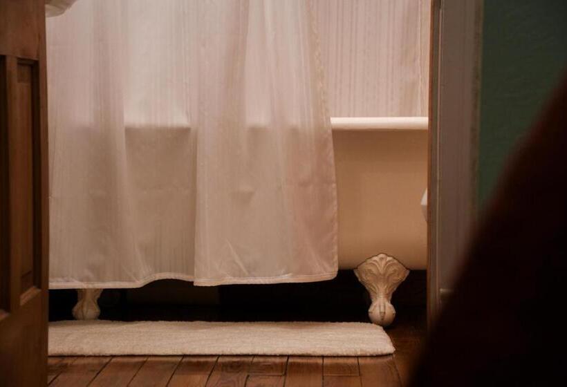 수피리어 룸, Macfie House