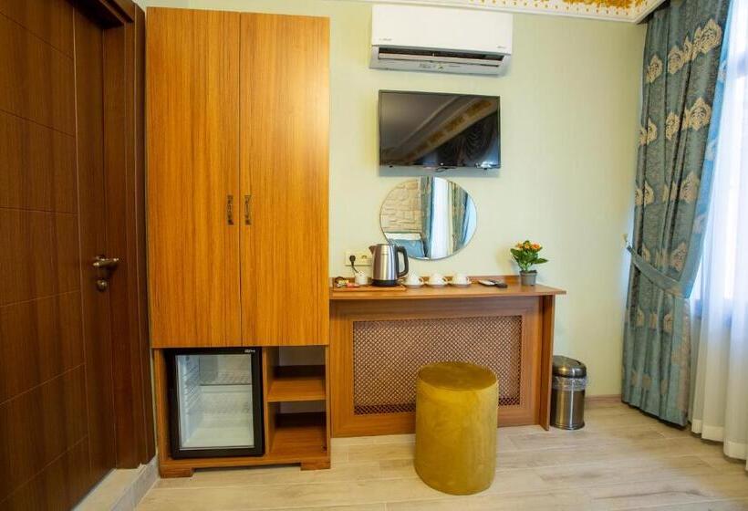 Deluxe Trippelrum, Sayina