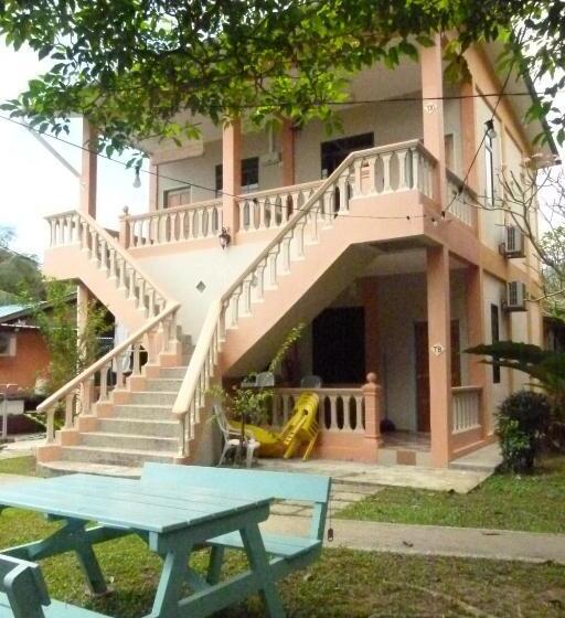 اتاق لوکس سه تخته, Cheers Garden Chalet