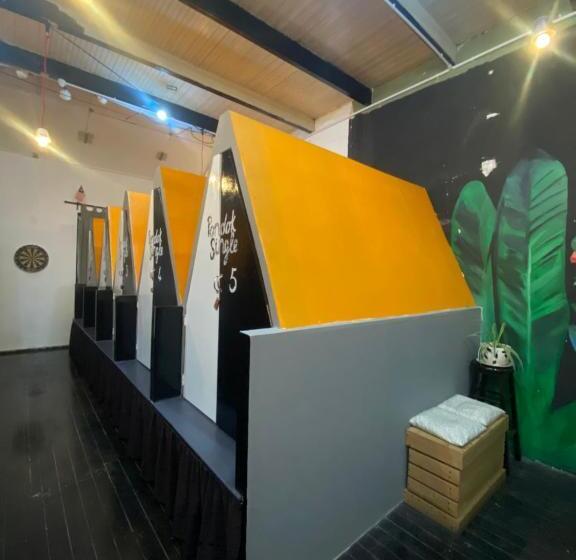 چادر با خدمات رفاهی استاندارد, Hikers Sleep Port Guesthouse