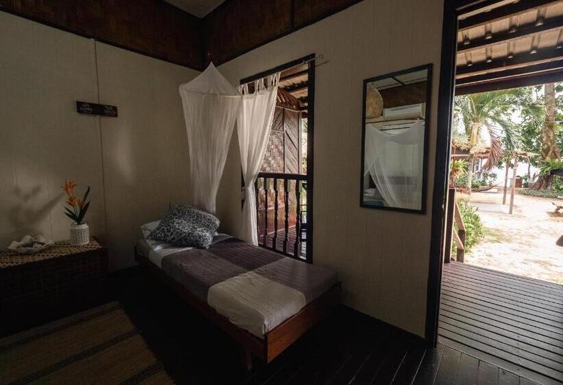 Standard Triple Room with Terrace, Swiss Cottage Tioman