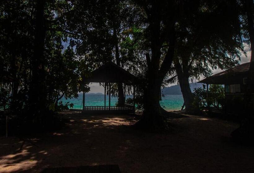 Standard Triple Room with Terrace, Swiss Cottage Tioman