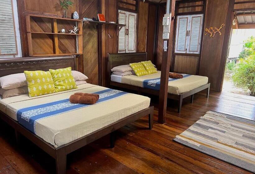 اتاق استاندارد چهار تخته با چشم‌انداز دریا, Swiss Cottage Tioman