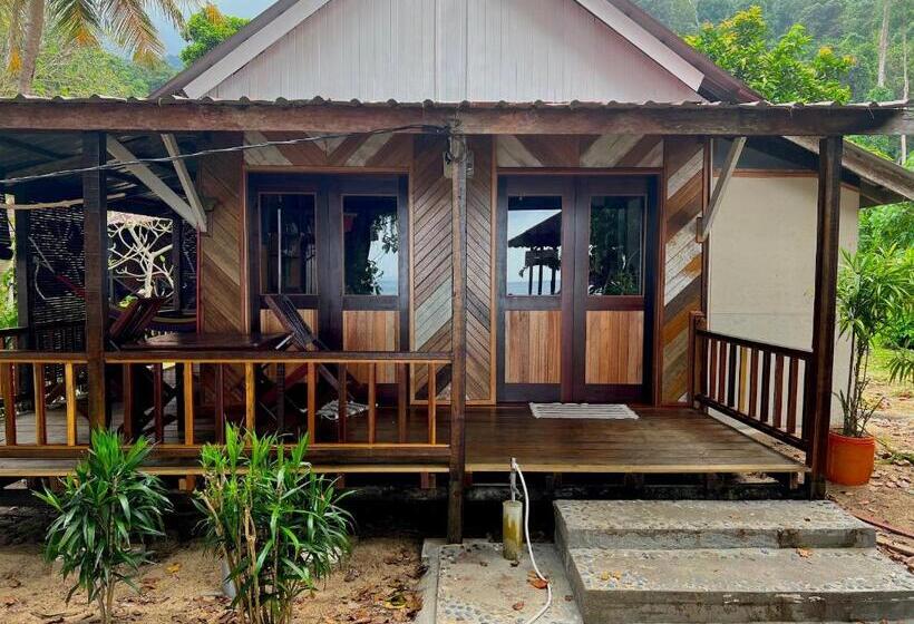 اتاق استاندارد چهار تخته با چشم‌انداز دریا, Swiss Cottage Tioman