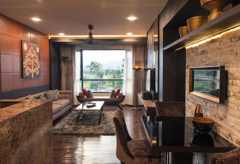 سوییت با چشم‌انداز استخر, North Hill City Resort  Sha Extra Plus