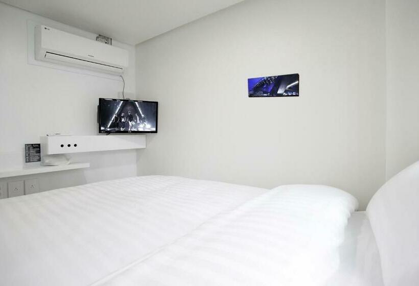 Номер Economy, K Pop Hotel Seoul Tower
