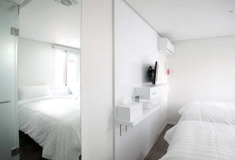 Номер Стандарт с Балконом, K Pop Hotel Seoul Tower
