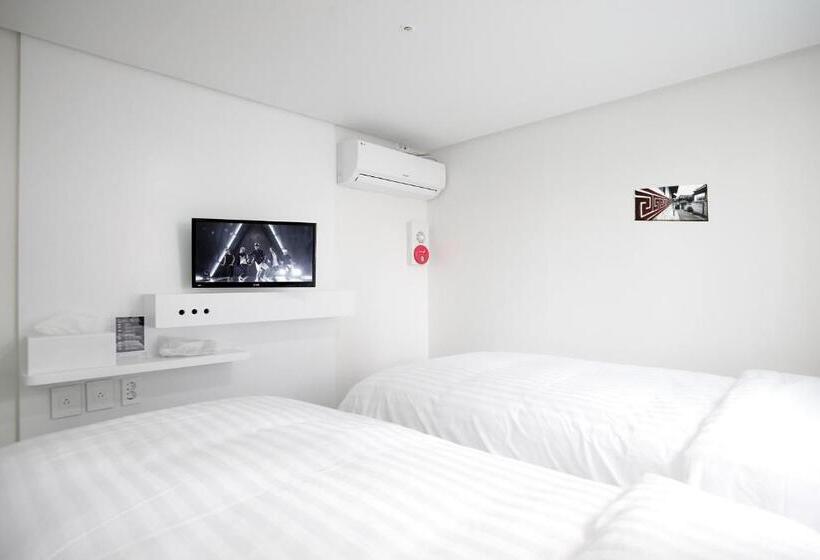 Номер Стандарт с Балконом, K Pop Hotel Seoul Tower