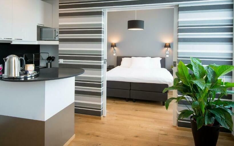 سوییت لوکس, B&b Avenue Deschanel