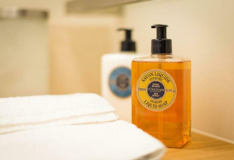 سوییت لوکس, B&b Avenue Deschanel