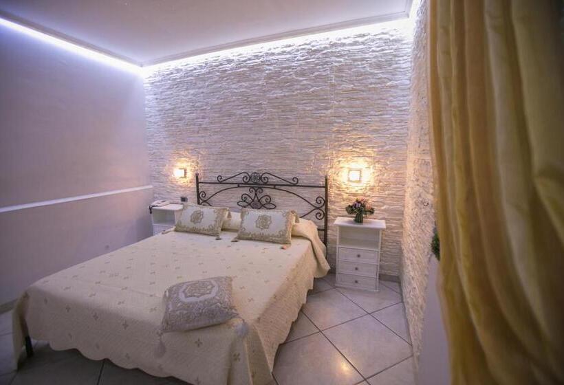 اتاق استاندارد سه نفره, La Fenice