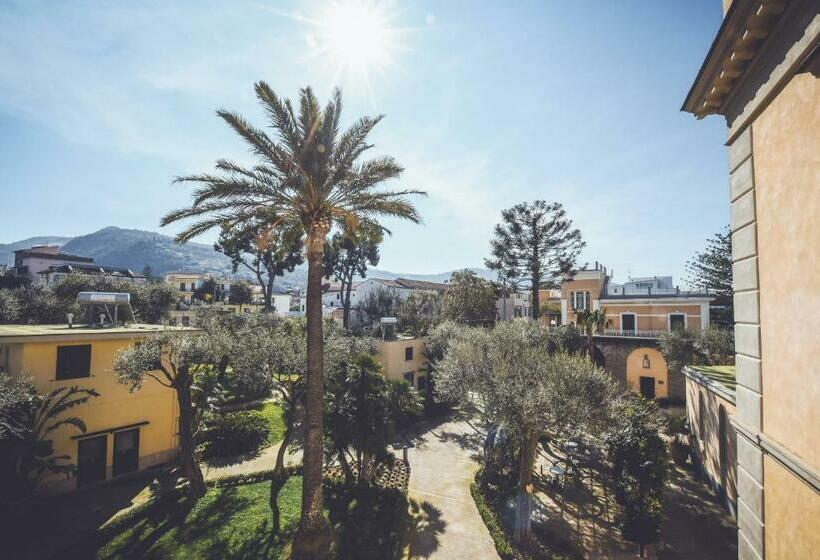 اتاق استاندارد سه نفره, Villa Crawford