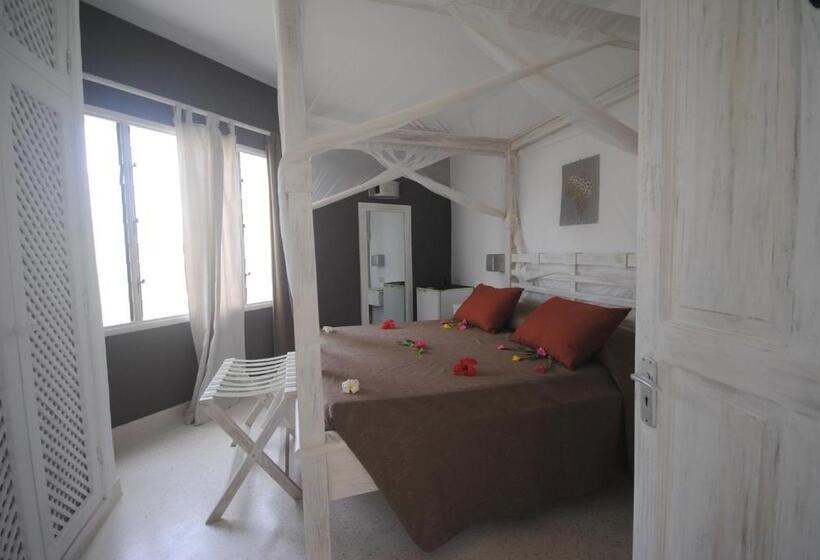 اتاق استاندارد سه نفره, Kola Beach Resort