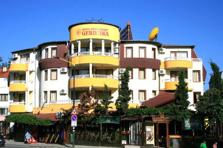 Quarto Triplo Estandar, Gerdjika