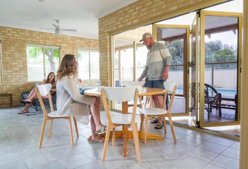 Студия Стандарт, Lancelin Lodge