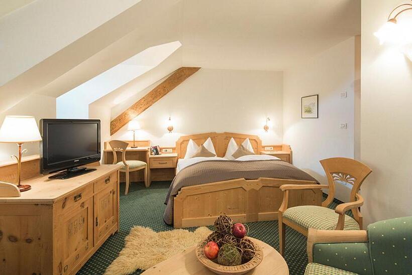 חדר בסיסי לשלושה, Bella Vista