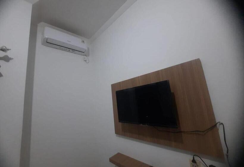 디럭스 룸, Oyo 93870 Damai Guest House Cirebon