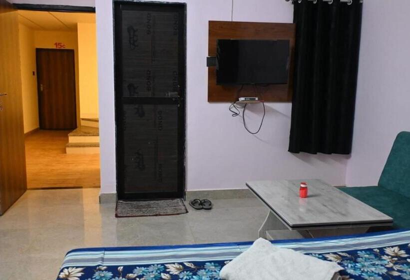 اتاق لوکس با تخت بزرگ, The New Lake Palace