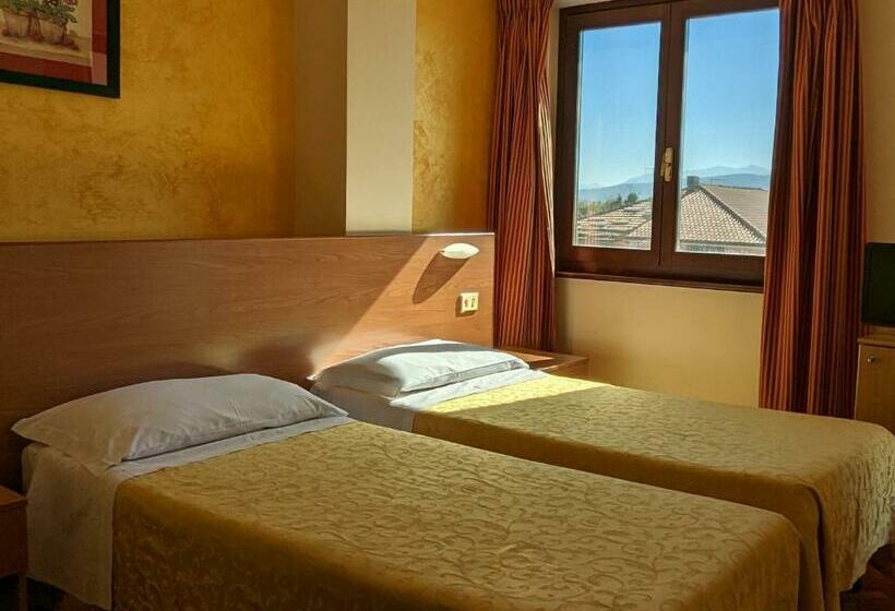 اتاق ساده سه‌ نفره, Del Sole
