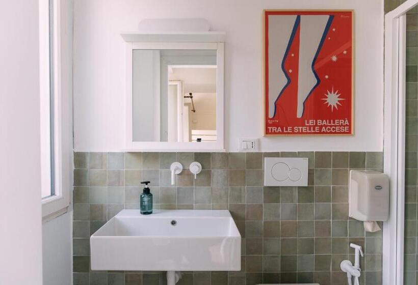غرفة قياسية ثلاثية, Tomato Urban Retreat