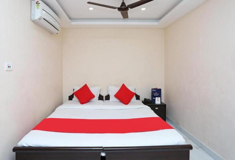 Deluxe Room, Goroomgo White Palace Hotel & Resort New Alipore Kolkata