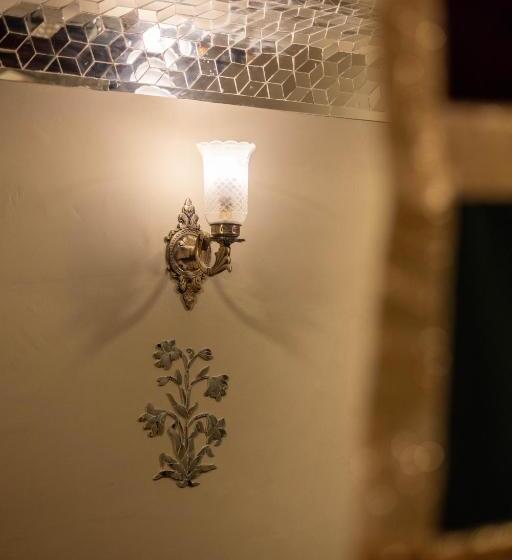 اتاق لوکس, Sheel Mahal  Near Hawa Mahal