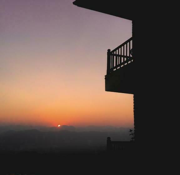 اتاق لوکس با چشم‌انداز, Rupakot Resort