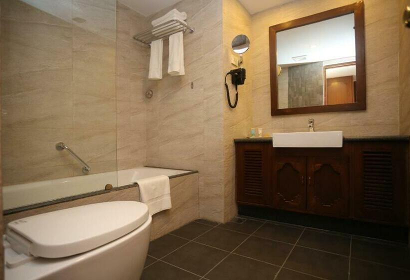 اتاق لوکس با چشم‌انداز, Rupakot Resort
