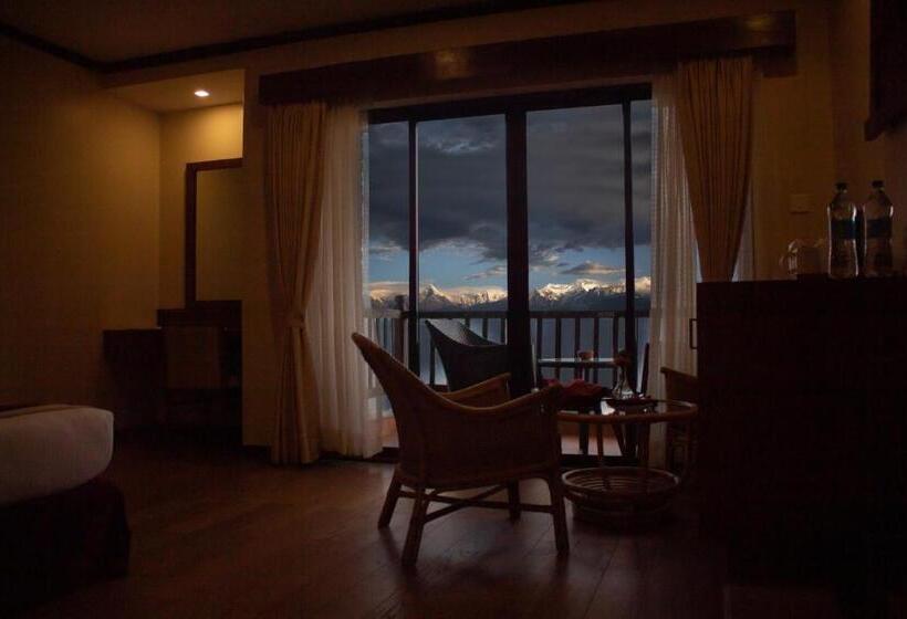 اتاق لوکس با چشم‌انداز, Rupakot Resort