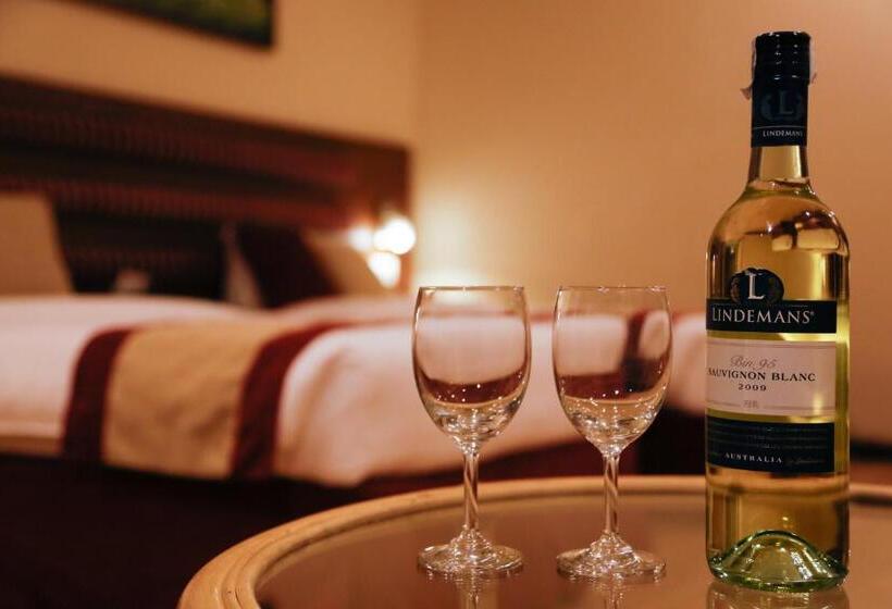 اتاق لوکس با چشم‌انداز, Rupakot Resort