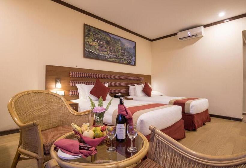 اتاق لوکس با چشم‌انداز دریاچه, Rupakot Resort