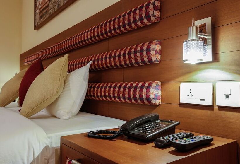 اتاق لوکس با چشم‌انداز, Rupakot Resort