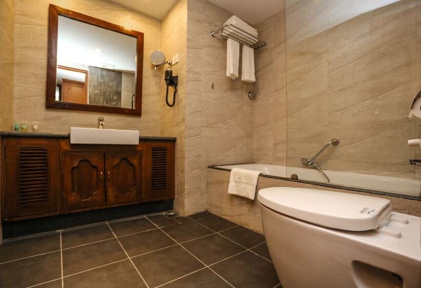 اتاق لوکس با چشم‌انداز, Rupakot Resort