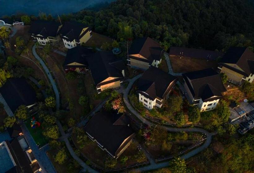 اتاق لوکس با چشم‌انداز, Rupakot Resort
