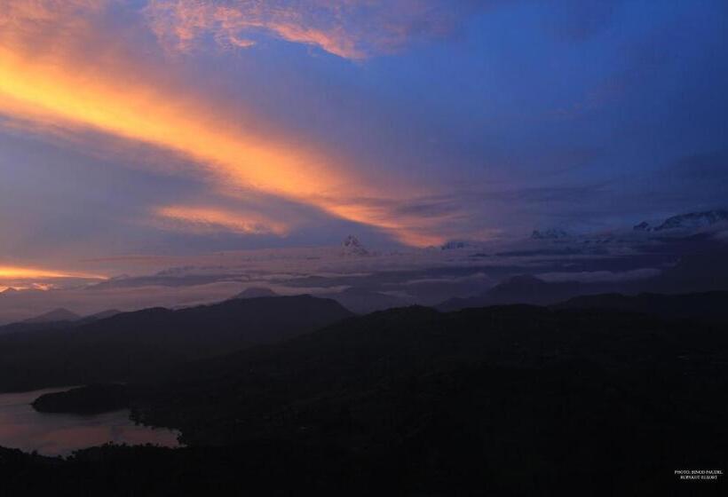 اتاق لوکس با چشم‌انداز دریاچه, Rupakot Resort