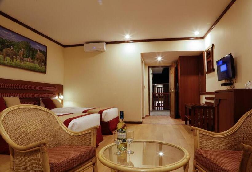 اتاق لوکس با چشم‌انداز دریاچه, Rupakot Resort