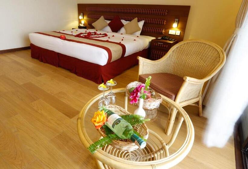 اتاق لوکس با چشم‌انداز دریاچه, Rupakot Resort