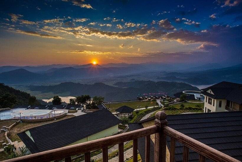 اتاق لوکس با چشم‌انداز, Rupakot Resort