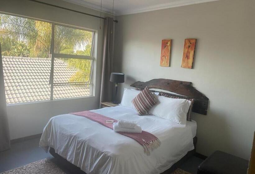 Номер Стандарт, Africa Footprints Guest House