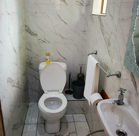 Quarto Estandar, Logos Guest House